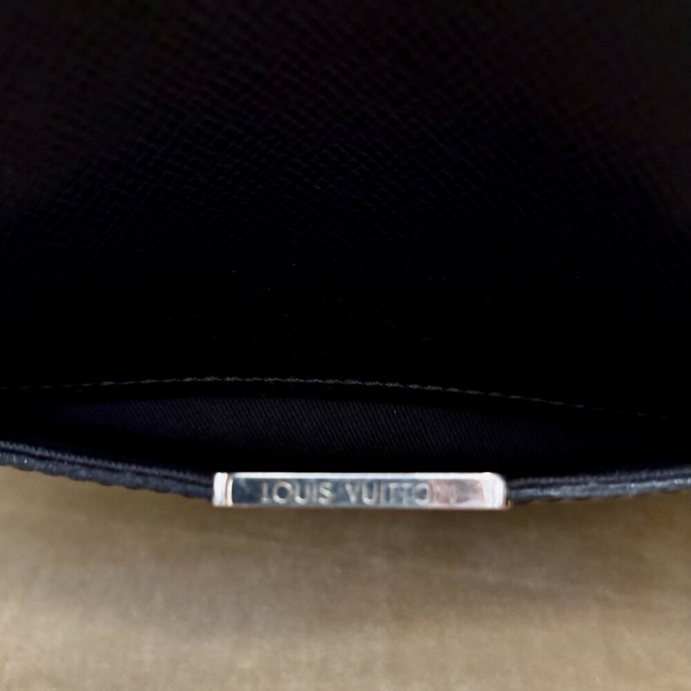 Auth. LOUIS VUITTON Taiga Leather ANTON PM CA2158 Messenger Bag...RETIRED - Picture 2 of 8